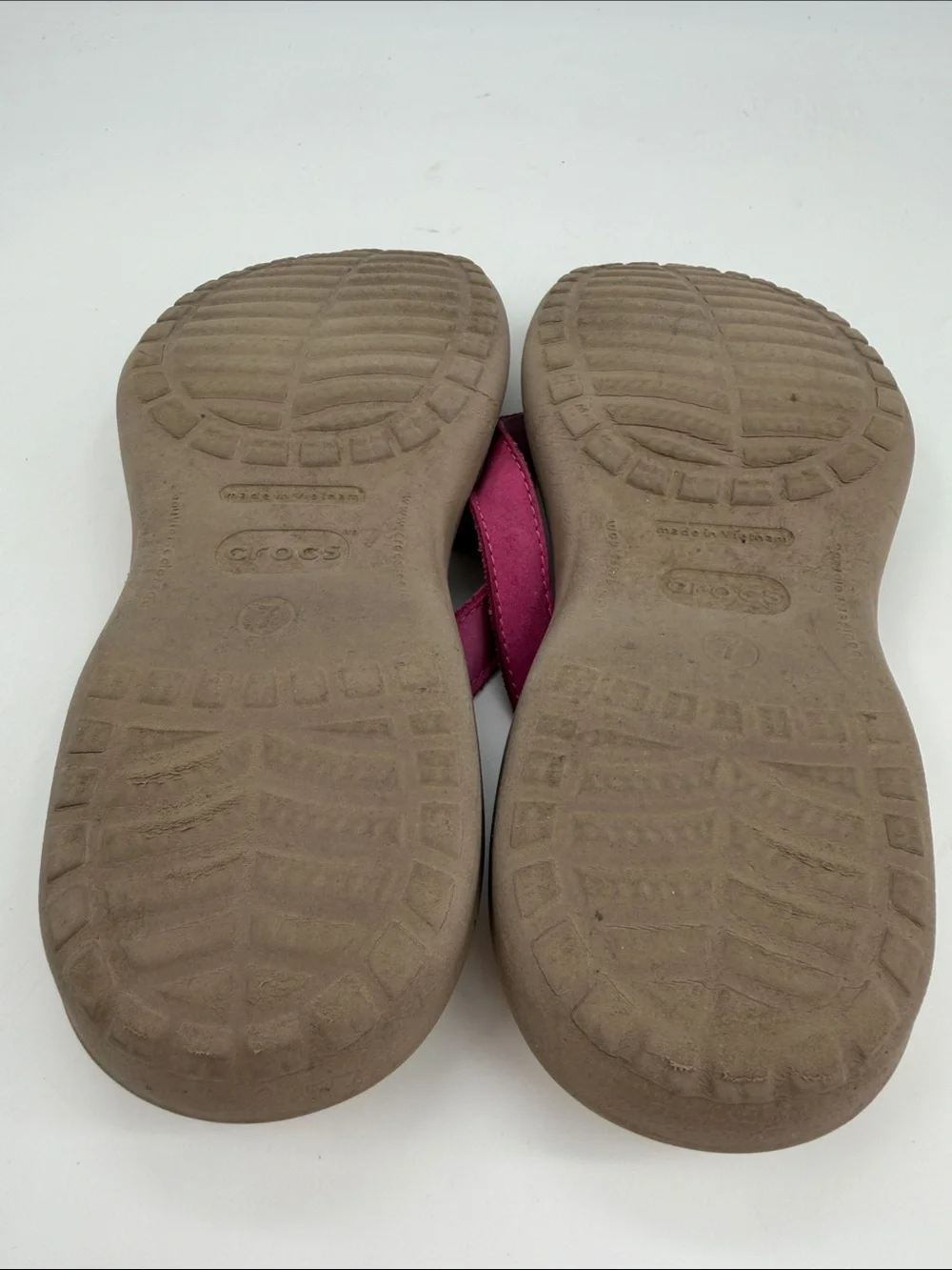 CROCS Capri IV Women's Size 7.0 Fuchsia Suede Cream Footbed